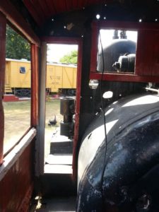Interior de la cabina de la máquina a vapor UdeY 270, en Mérida Yucatán.